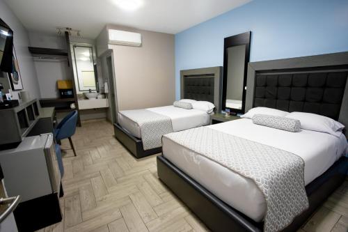 Ένα ή περισσότερα κρεβάτια σε δωμάτιο στο 653 Hotel