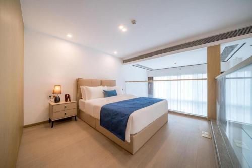 a bedroom with a large bed and a window at F-TOWN Fangtang Hotel (Shenzhen Longgang Tian'an Digital City Huanggekeng Subway Station) in Shenzhen