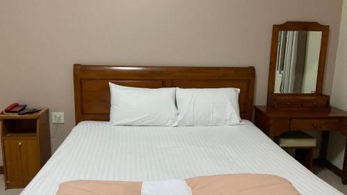 Ένα ή περισσότερα κρεβάτια σε δωμάτιο στο Prakaithong hotel