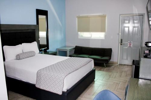 Ένα ή περισσότερα κρεβάτια σε δωμάτιο στο 653 Hotel