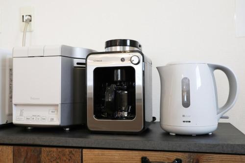 a coffee maker and a toaster on a counter at blue sea and house in Nanjo