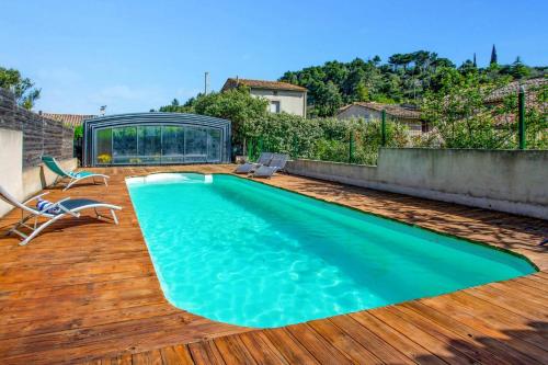 - une piscine au-dessus d'une terrasse en bois dans l'établissement Villa Fraisse by Villa Plus, à Fraissé-des-Corbières