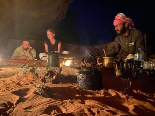 Επισκέπτες που μένουν στο Wadi Rum Starlit