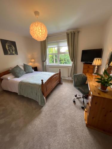 una camera con letto, scrivania e finestra di 15 Cluain Caoin Nenagh a Nenagh