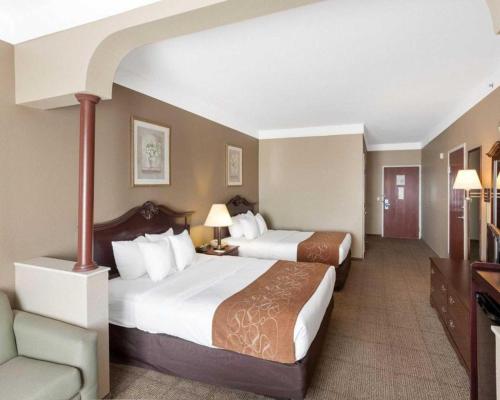 Ένα ή περισσότερα κρεβάτια σε δωμάτιο στο Comfort Suites