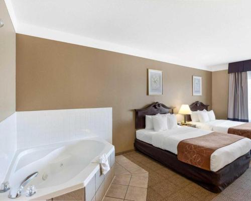 Ένα ή περισσότερα κρεβάτια σε δωμάτιο στο Comfort Suites