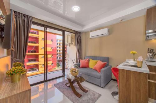 Posezení v ubytování Апартаменты 1BR Naiharn Beach S510 by IBG Property