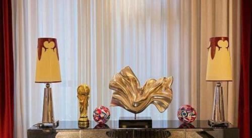 a table with two lamps and sculptures on it at Jinjiang Metropolo Hotel Classiq Shanghai Off Bund in Shanghai
