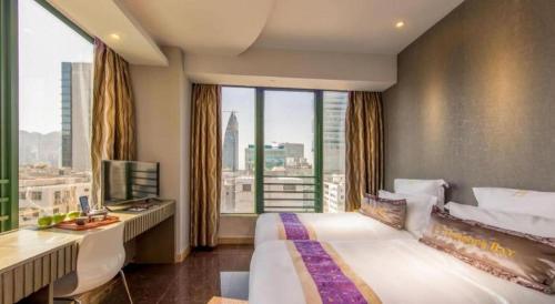香港にあるHarbour Bay Hotelのベッドルーム1室(大型ベッド1台、デスク、窓付)