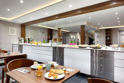 un restaurant avec une table avec de la nourriture dessus dans l'établissement Le Trente, à Paris