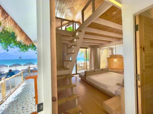 Un pat sau paturi într-o cameră la Tonsak Resort