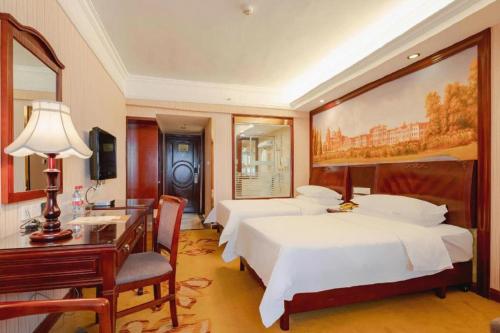 Letto o letti in una camera di Vienna Hotel Nanning Train Station