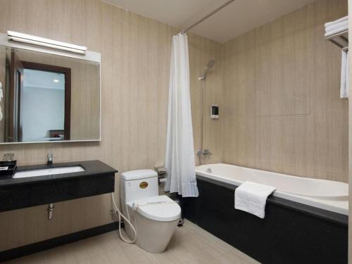 Bilik mandi di Royal Palace Hotel