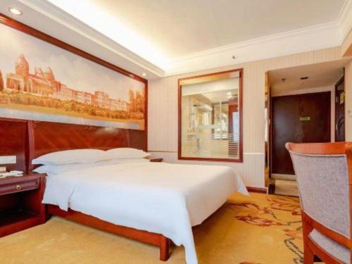 Letto o letti in una camera di Vienna Hotel Nanning Train Station