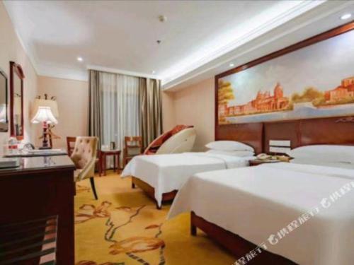 Letto o letti in una camera di Vienna Hotel Nanning Train Station