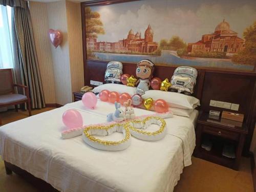 Letto o letti in una camera di Vienna Hotel Nanning Train Station