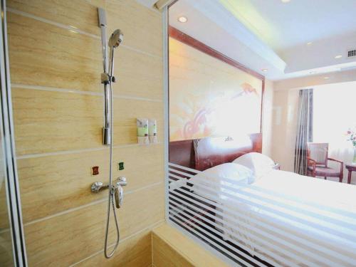 Letto o letti in una camera di Vienna Hotel Nanning Train Station
