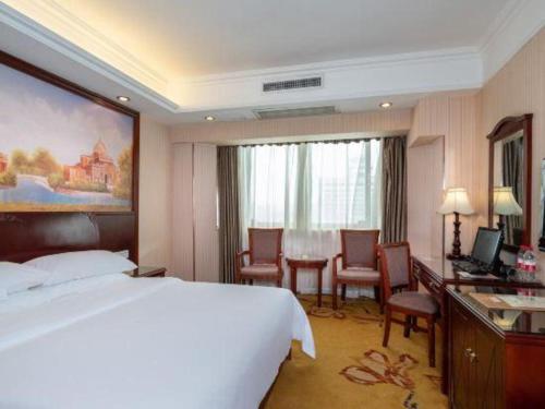 Letto o letti in una camera di Vienna Hotel Nanning Train Station