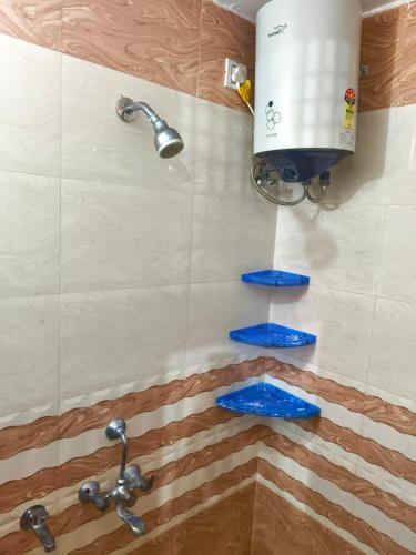 Koupelna v ubytování Om Home Stay 3Bhk Near Ram Mandir