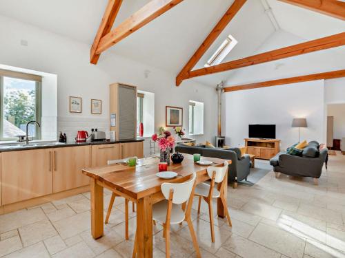 Televisyen dan/atau pusat hiburan di 2 Bed in Blackdown Hills AONB 93402