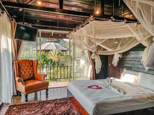 Un pat sau paturi într-o cameră la The White House Boutique Resort