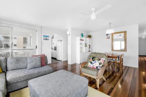 una sala de estar con un sofá y una mesa en The Headlands Apartment 16, en Alexandra Headland