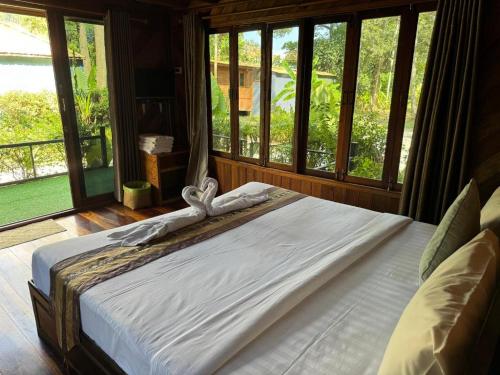 Katil atau katil-katil dalam bilik di River View Resort At Chaewlan