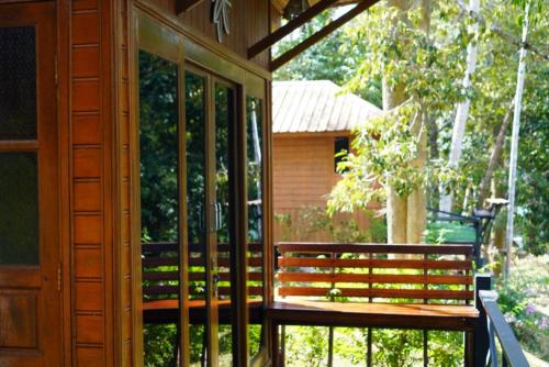 Balkoni atau teres di River View Resort At Chaewlan