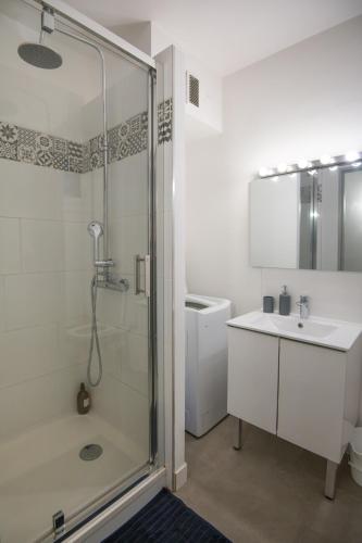 une salle de bain avec une douche, un lavabo et des toilettes dans l'établissement 36 m2 2-room apartment, parking, fiber internet, near metro, Literie Bultex, à Ramonville-Saint-Agne
