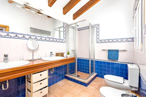 a bathroom with two sinks and a shower at Villa Anchorage by Villa Plus in Port d'Addaia
