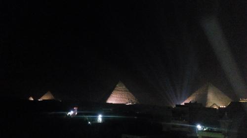 eine nächtliche Aussicht auf die Pyramiden des Louvres in der Unterkunft Pyramids Power Inn in Kairo