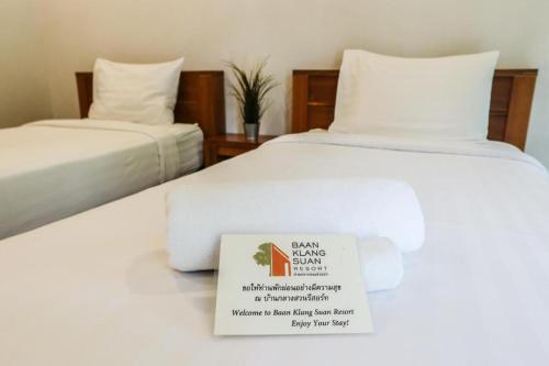 Postel nebo postele na pokoji v ubytování Baan Klang Suan Resort