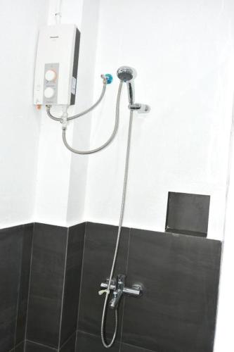 a shower in a bathroom with a shower head at Malapatel in Logon
