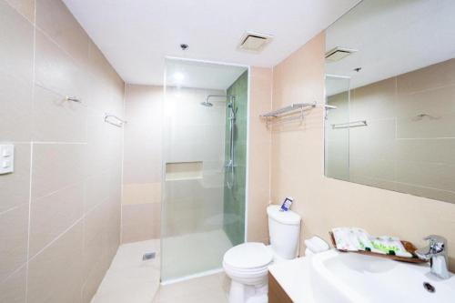 Bilik mandi di The Ritz Hotel at Garden Oases (Multiple-Use Hotel)