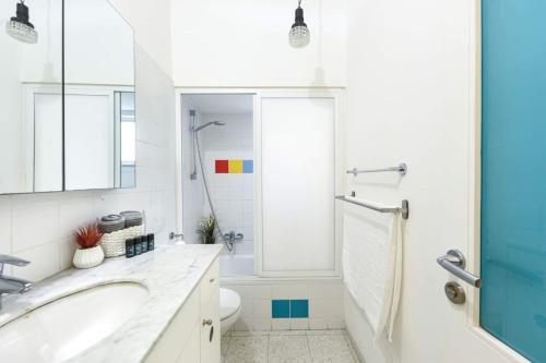 Bilik mandi di Tranquil Garden Retreat by Sea N' Rent