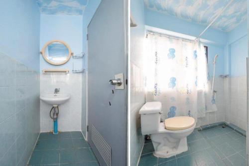 a bathroom with a toilet and a sink at OYO 1152 Hongpak Mint in Ban Bang Saen (1)