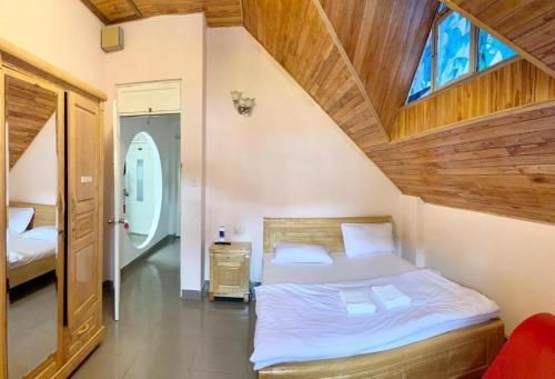 Ένα ή περισσότερα κρεβάτια σε δωμάτιο στο Thao Quyen Motel