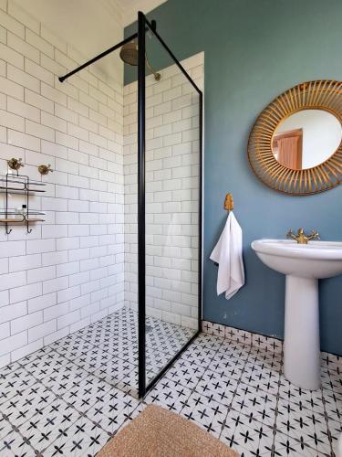 un baño con inodoro y lavabo en Sixteen On Latimer, en East London
