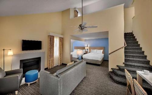 アナーバーにあるSonesta ES Suites Ann Arborのベッドと暖炉のあるホテルの部屋