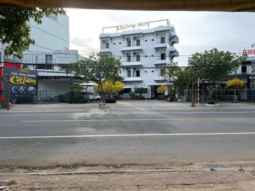 an empty city street with a white building at Khách sạn CÁT TƯỜNG in Bạc Liêu