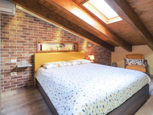 a bedroom with a bed in a brick wall at Domu Mea - MORADA in Iglesias
