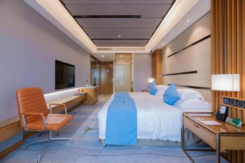 Una cama o camas en una habitación de Excemon Yuyao Hemudu Hotel