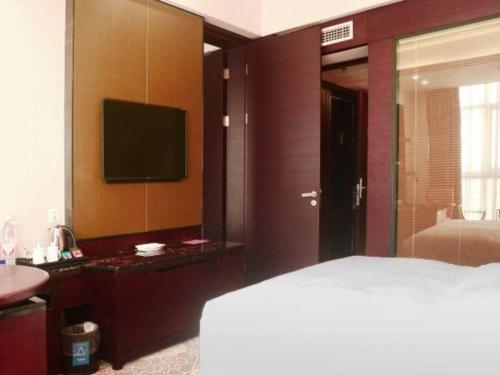 Una cama o camas en una habitación de Excemon Yuyao Hemudu Hotel