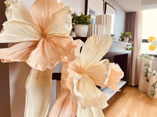 two large flowers on a shelf in a room at Shama Daqing Heilongjiang in Daqing