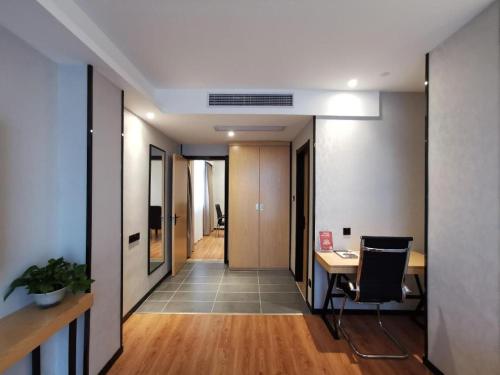 an office with a hallway with a desk and chairs at GreenTree Inn Ganzhou Gan County Bus Station in Ganzhou