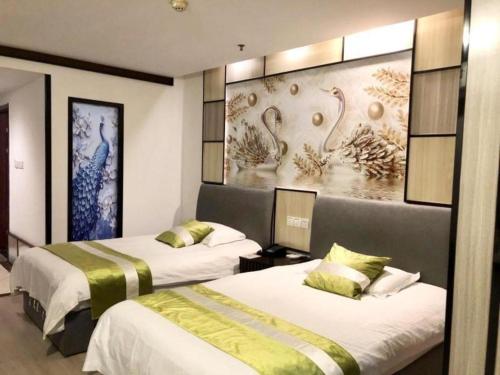 Ένα ή περισσότερα κρεβάτια σε δωμάτιο στο GreenTree Inn Taicang Baolong Square Hotel