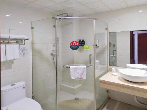 Ένα μπάνιο στο GreenTree Inn Nanjing Dachang Getang Metro Station Express Hotel