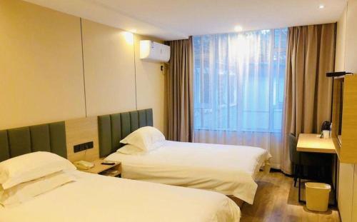Katil atau katil-katil dalam bilik di GreenTree Inn Yangzhou Slender West Lake Wencheng Attic Express Hotel