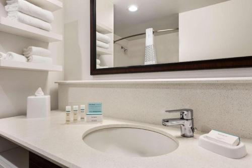 Ένα μπάνιο στο Hampton Inn Bartow
