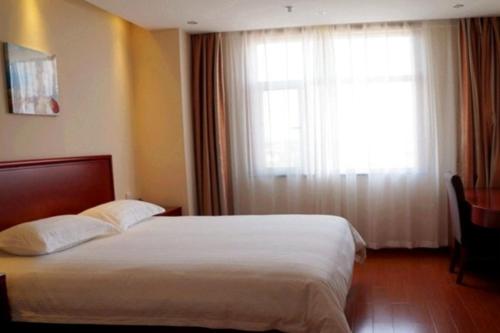 Ένα ή περισσότερα κρεβάτια σε δωμάτιο στο GreenTree Inn DingZhou Railway Station Business Hotel
